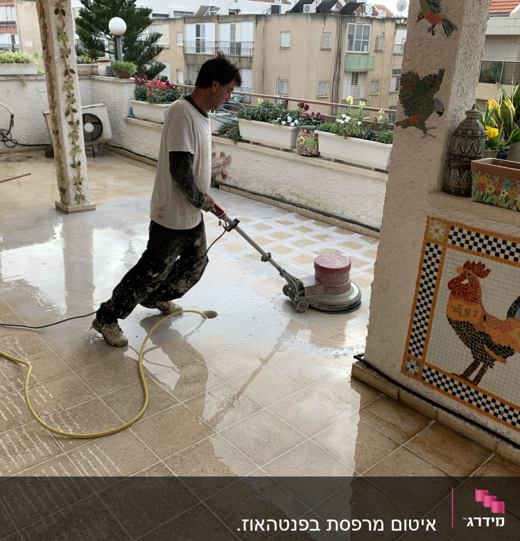 אדם משתמש במכונת פוליש על רצפה רטובה